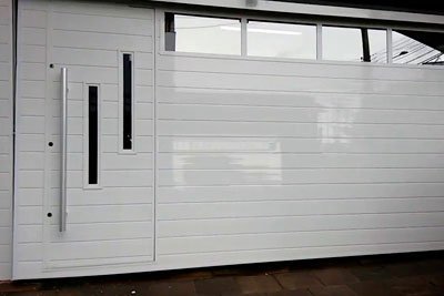 Portão automático em alumínio instalado pela PW em São Paulo