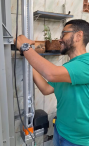 Técnico da PW instalando o motor de automatização em portão de correr