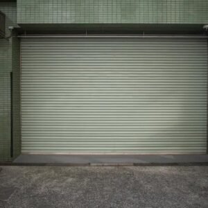 Porta de aço de enrolar em garagem, obra da PW em São Paulo
