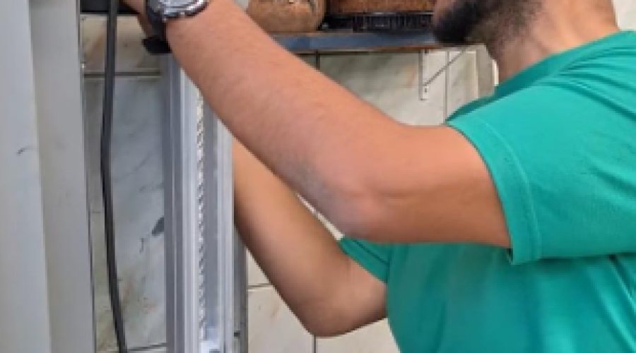 Técnico da PW instalando o motor de automatização em portão de correr