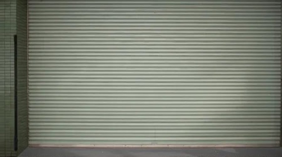 Porta de aço de enrolar em garagem, obra da PW em São Paulo
